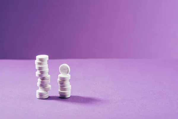 Close up view of arranged pills on purple background — Stock Photo