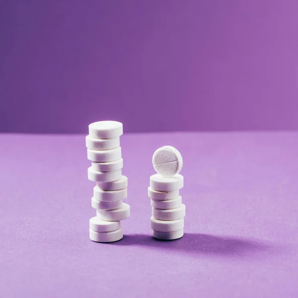 Nahaufnahme von arrangierten Pillen auf violettem Hintergrund — Stockfoto