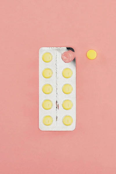 Top view of pills isolated on pink backdrop — Stock Photo