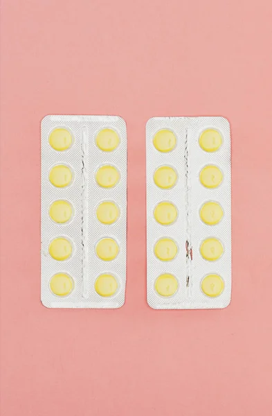 Top view of pills isolated on pink backdrop — Stock Photo