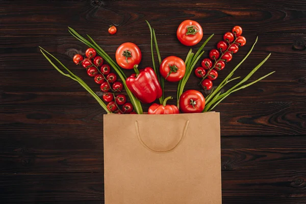 Vista superior de diferentes verduras rojas en bolsa de compras, concepto de supermercado - foto de stock