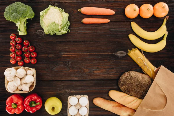 Vue du dessus des légumes et des fruits avec pain et pâtes en sac de papier, concept d'épicerie — Photo de stock