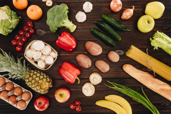Juego de verduras y frutas en mesa de madera - foto de stock
