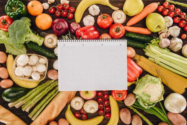 Vista superior do notebook vazio sobre legumes e frutas na mesa de madeira, conceito de supermercado — Fotografia de Stock