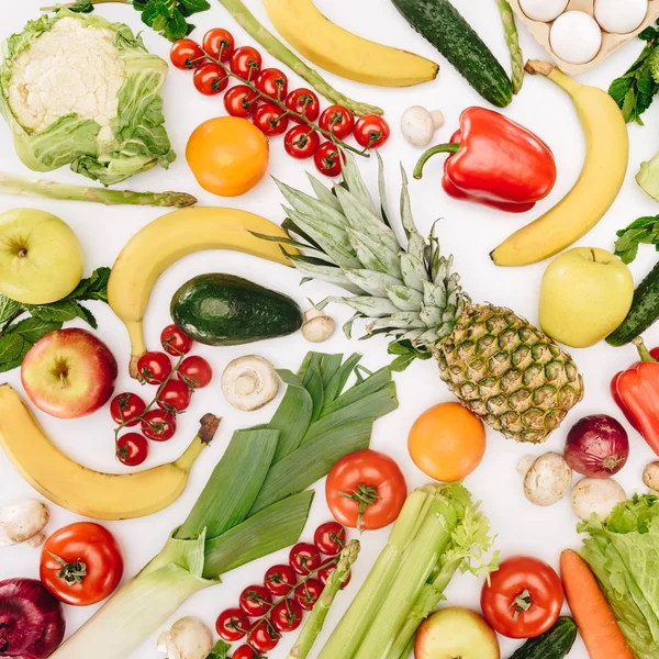 Vue de dessus de différents légumes et fruits isolés sur blanc — Photo de stock