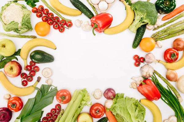 Вид сверху на овощи и фрукты, изолированные на белом — стоковое фото