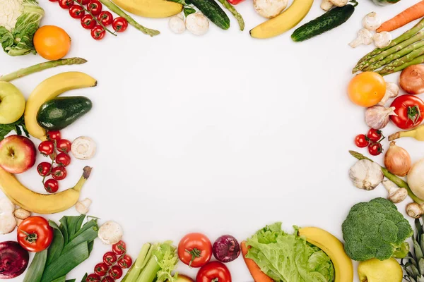 Vue de dessus des légumes et fruits isolés sur blanc — Photo de stock