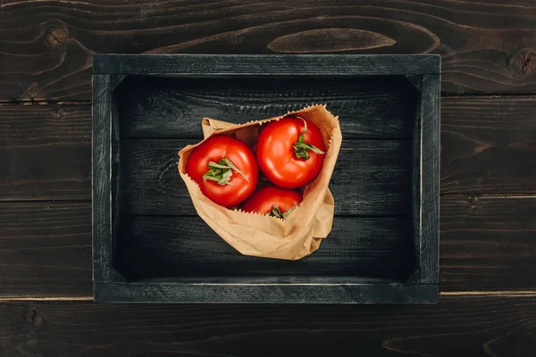 Vista superior de tomates vermelhos no saco de papel de compras — Fotografia de Stock