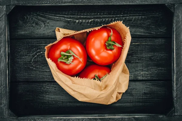 Vista superior de tomates vermelhos no saco de papel de compras, conceito de supermercado — Fotografia de Stock
