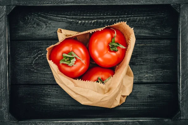 Vista superior de tomates rojos en bolsa de papel de compras, concepto de supermercado — Stock Photo