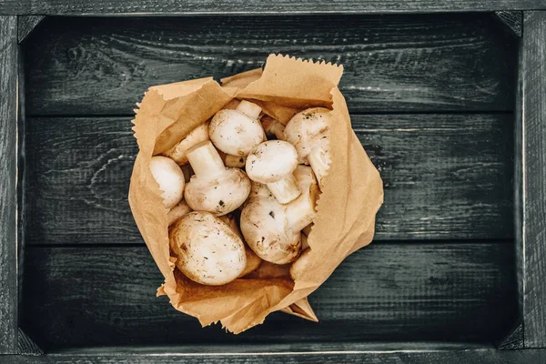 Vue du dessus des champignons dans un sac en papier — Photo de stock