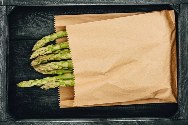 Vue du dessus des asperges dans un sac en papier — Photo de stock