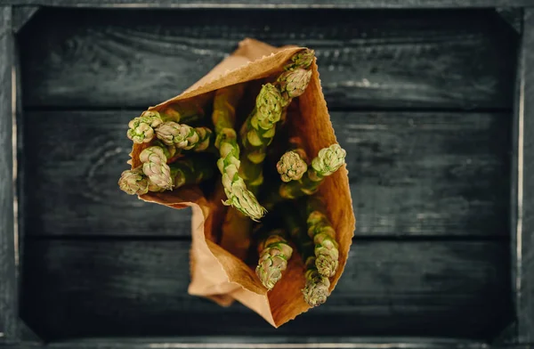 Vue du dessus des asperges dans un sac en papier — Photo de stock