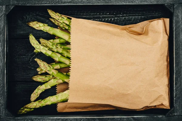 Vista dall'alto degli asparagi nel sacchetto di carta per la spesa — Foto stock