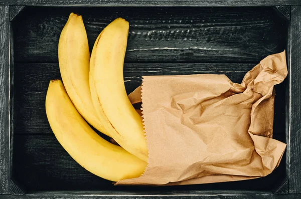 Vista superior de bananas em saco de papel de compras — Fotografia de Stock