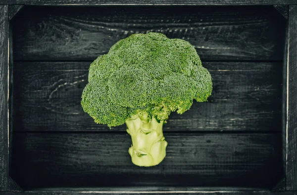 Vue du dessus du brocoli vert mûr dans une boîte en bois — Photo de stock