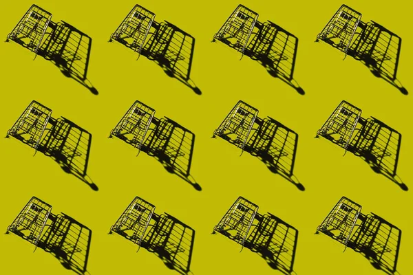 Набор тележек с тенями на зеленом — стоковое фото