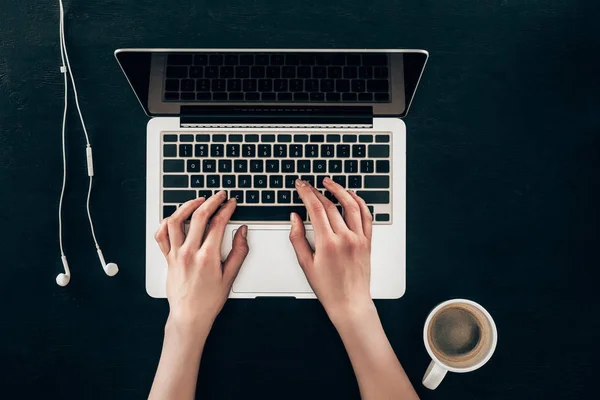 Vista superior da mulher que trabalha com laptop isolado no preto — Fotografia de Stock