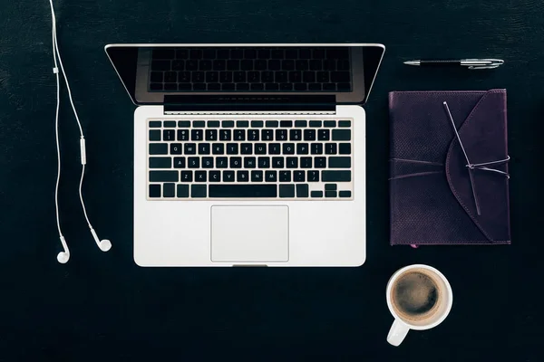 Vista superior de local de trabalho de negócios com laptop isolado em preto — Fotografia de Stock