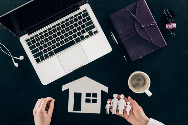 Plan recadré de femme d'affaires sur le lieu de travail avec le concept d'assurance habitation et familiale isolé sur noir — Photo de stock