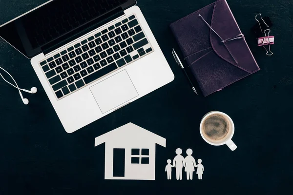 Vista dall'alto del posto di lavoro aziendale con concetto di assicurazione casa e famiglia isolato su nero — Foto stock