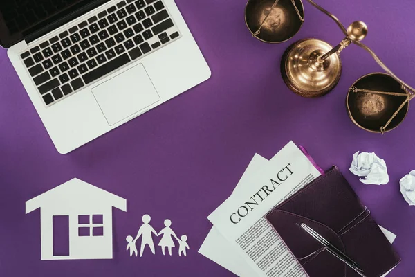Blick von oben auf den Arbeitsplatz mit Haus- und Familienversicherung auf lila Tischplatte — Stockfoto