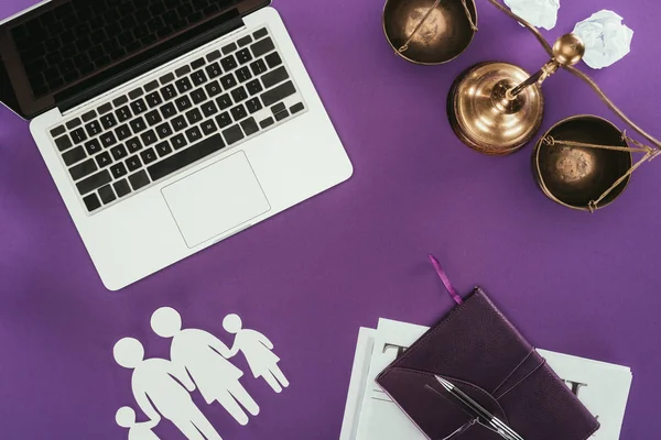 Vue de dessus du lieu de travail d'affaires avec le concept d'assurance familiale sur la surface violette — Photo de stock