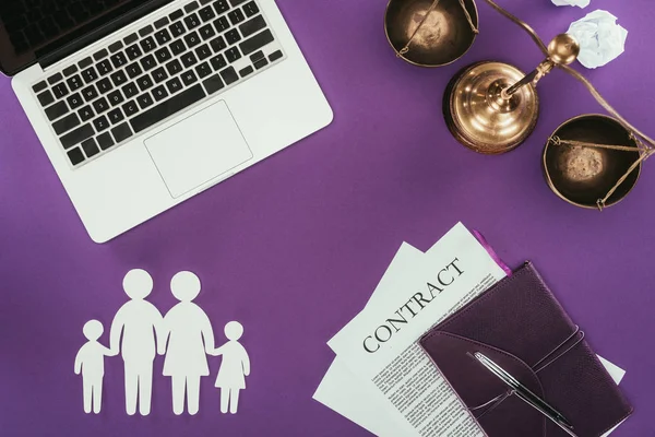 Blick von oben auf den Business-Arbeitsplatz mit Familienversicherungskonzept auf violetter Oberfläche — Stockfoto