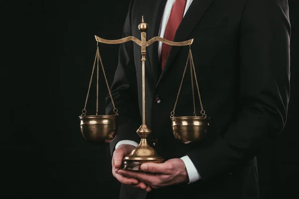 Abgeschnittene Aufnahme eines Anwalts, der die Waage auf schwarz hält — Stockfoto