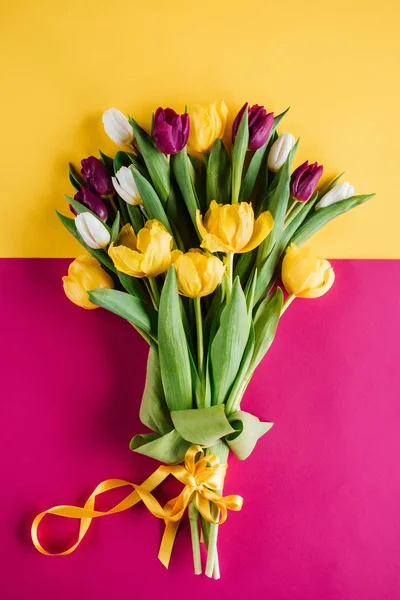 Vista superior de los tulipanes de primavera con cinta para el día internacional de la mujer — Stock Photo
