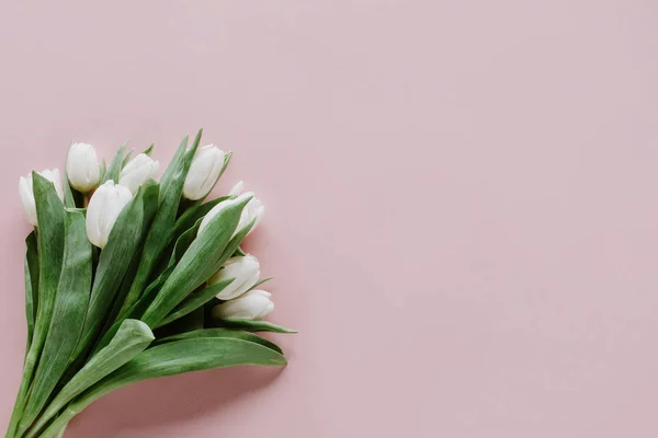 Vue du haut du bouquet de fleurs de tulipes blanches sur rose — Photo de stock