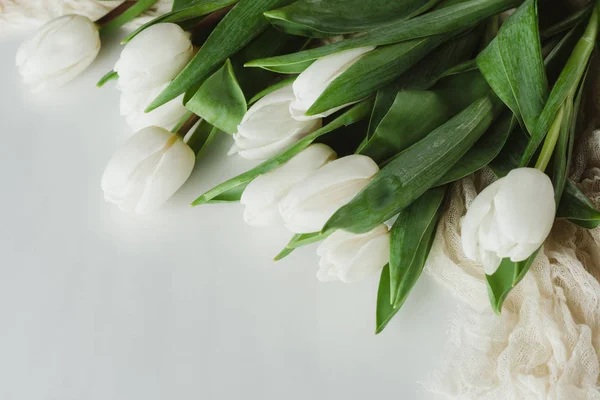 Vue de dessus des fleurs blanches de tulipe isolées sur blanc — Photo de stock