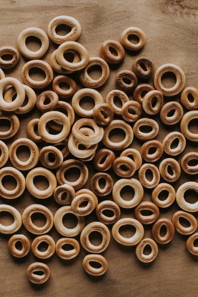 Вид зверху солодких смачних бубликів на дерев'яному столі — стокове фото
