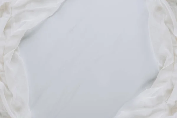 Vue du dessus du tissu blanc et fond gris vierge — Photo de stock