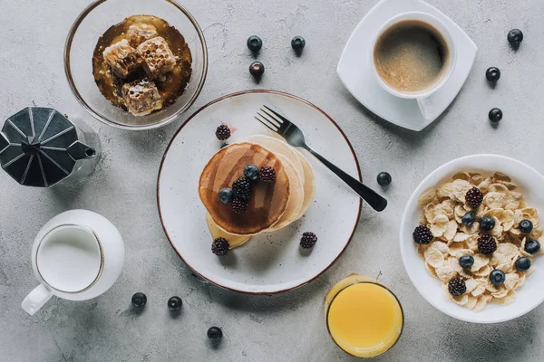 Vue de dessus de savoureux petit déjeuner sain avec crêpes et muesli sur gris — Photo de stock