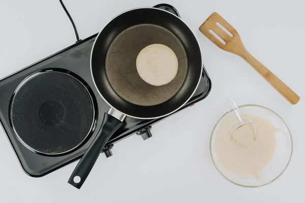 Plan recadré de la cuisson des crêpes sur poêle et la pâte dans un bol sur gris — Photo de stock