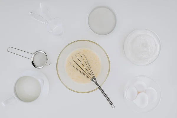 Vista superior de utensílios e ingredientes para cozinhar panquecas isoladas em cinza — Fotografia de Stock