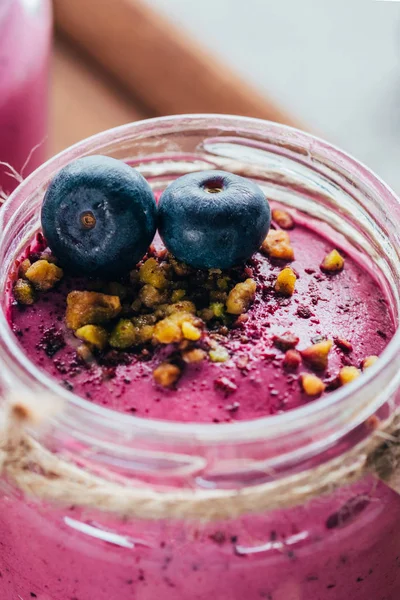 Vista ravvicinata del dolce frullato sano con muesli, noci e mirtilli — Foto stock