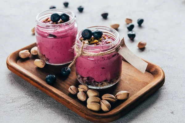 Gesunder Gourmet-Smoothie in rosa mit Müsli, Nüssen und Beeren — Stockfoto