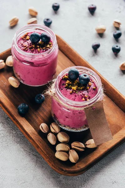 Delicioso batido rosa saludable con frutos secos y bayas - foto de stock