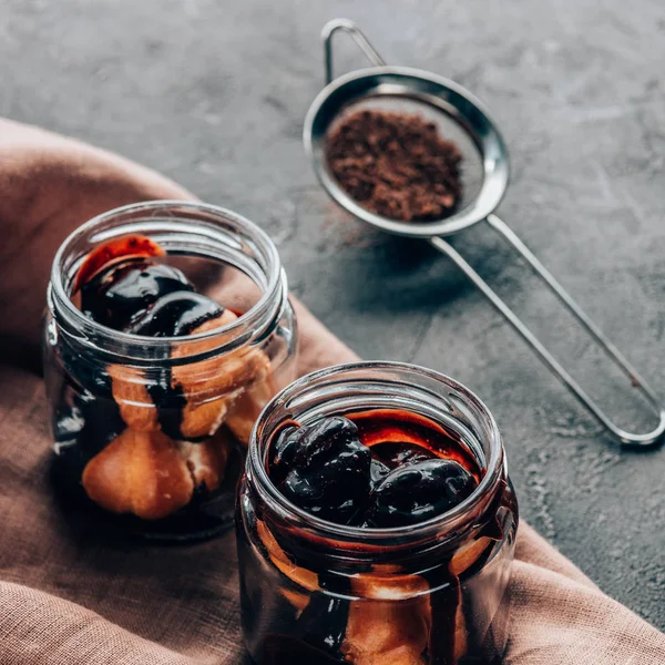 Vista ravvicinata del dolce gustoso dessert al cioccolato fatto in casa in barattoli di vetro — Foto stock