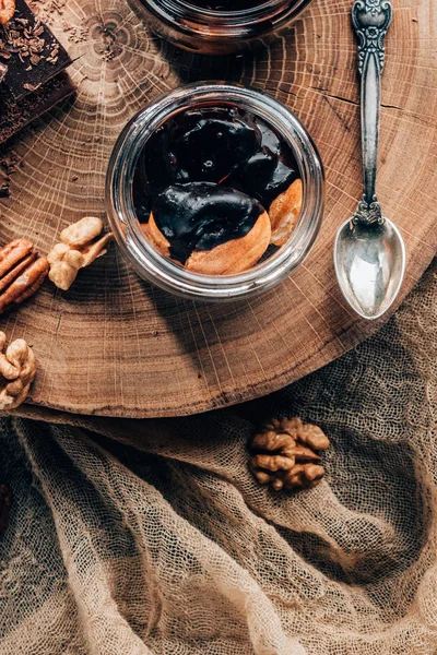 Draufsicht auf süßes leckeres Schokoladendessert mit Nüssen auf Holzbrett — Stockfoto