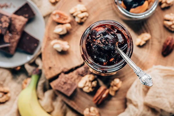 Vista superior de dulce postre de chocolate sabroso en frasco de vidrio con cuchara - foto de stock