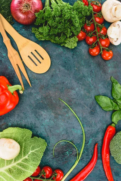 Draufsicht auf frisches, gesundes Gemüse und Holzgeschirr auf schwarz — Stockfoto