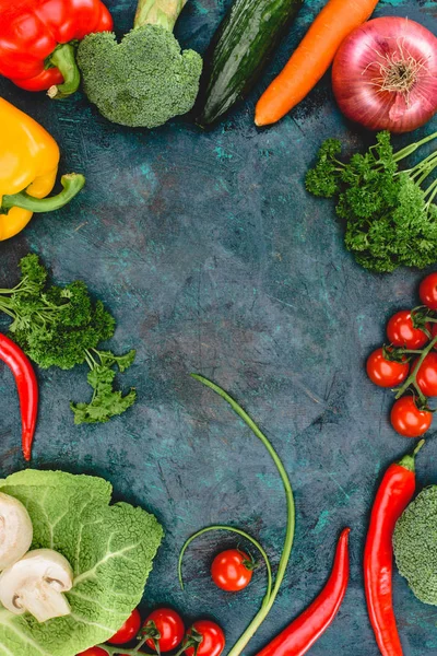 Top view of fresh healthy vegetables on black — Stock Photo