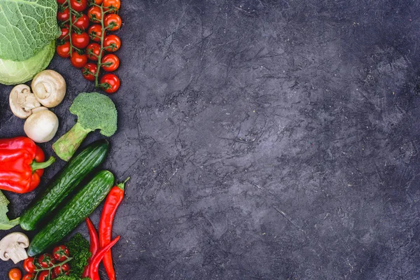 Вид зверху свіжі здорові Асорті овочеве на чорному — стокове фото