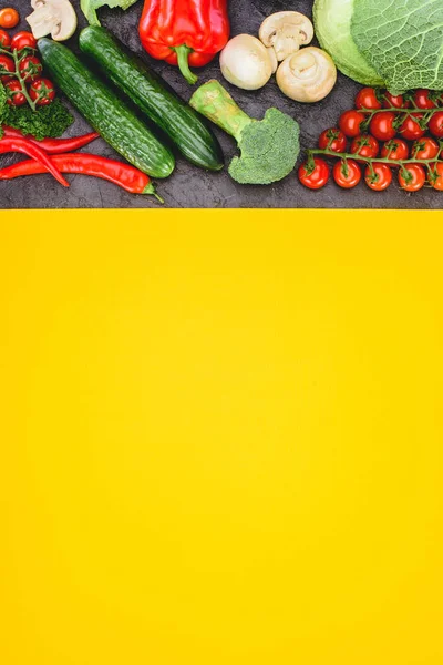 Vista dall'alto di verdure fresche e sane assortite con sfondo giallo — Foto stock