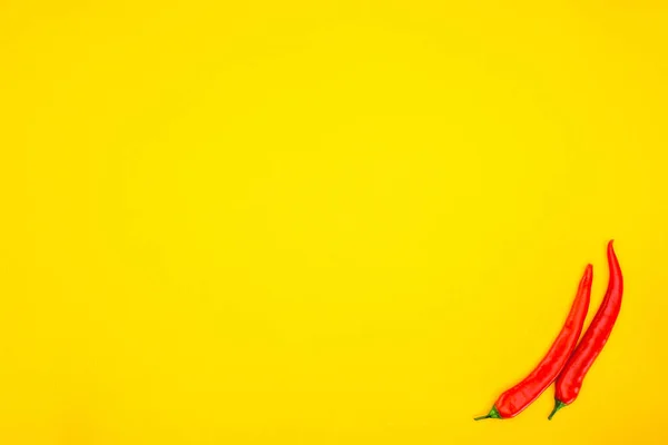 Вид сверху сырой красный перец чили изолирован на желтом фоне — стоковое фото
