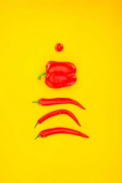 Вид зверху на свіжий сирий перець і помідор вишні ізольовані на жовтому — стокове фото