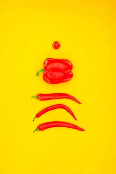 Vista superior de pimientos crudos frescos y tomate cherry aislado en amarillo - foto de stock